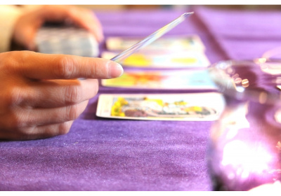 有名だから稼げる！？対面占いの人気占い師と人気のない鑑定士